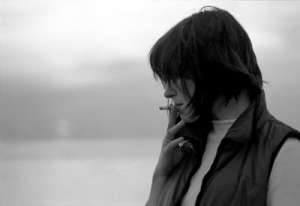 На, сестра, покури, это сделает твою жизнь короче…